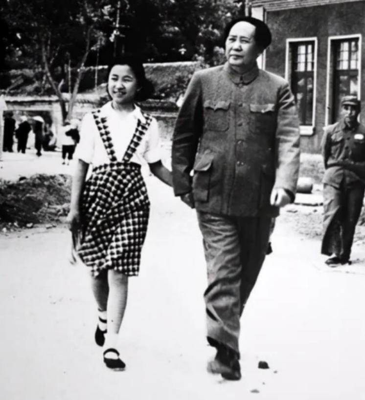 1950年，毛主席的女儿李讷，因为在一节音乐课上指出了教材的错误，老师很生气，就