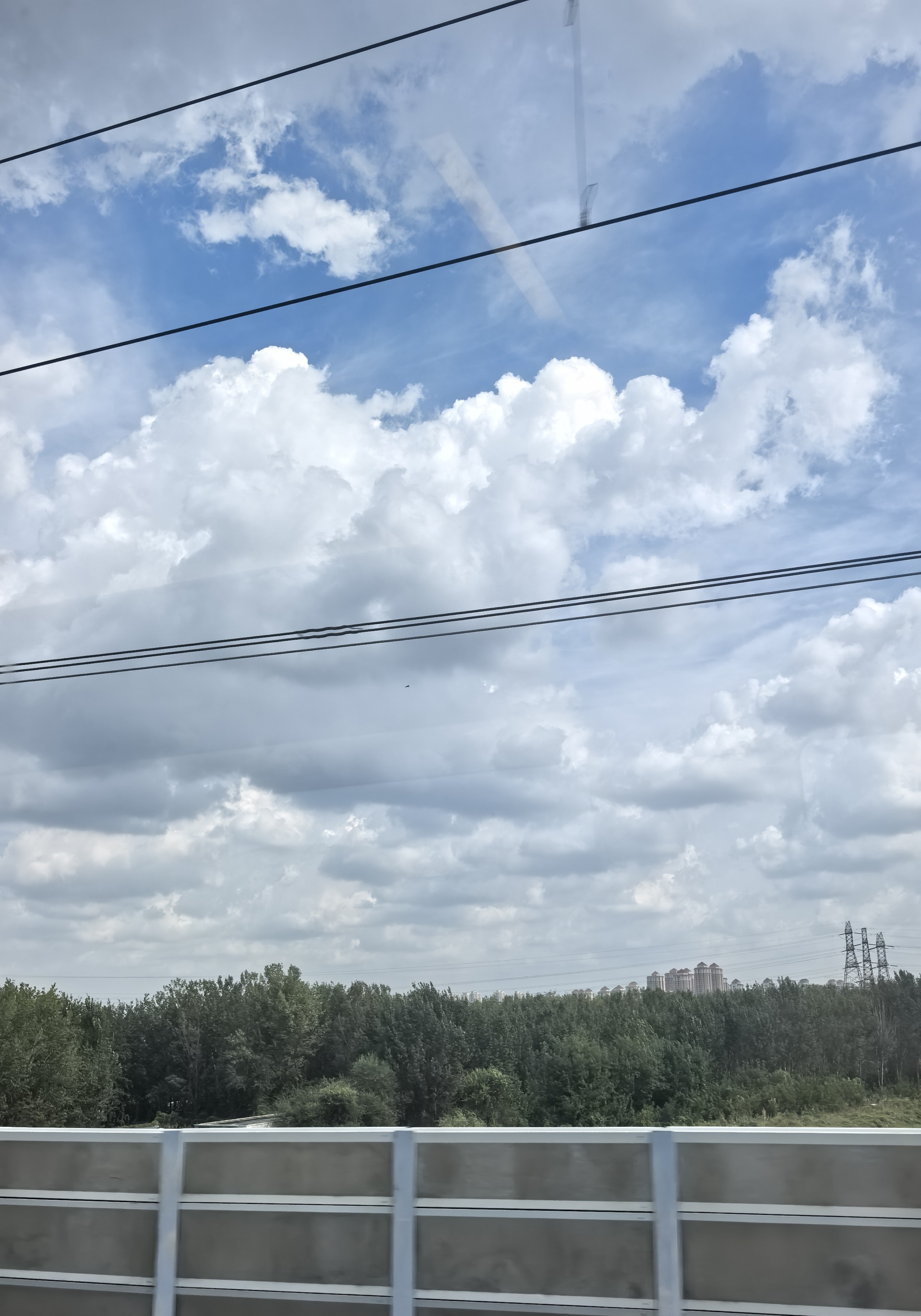 窗外的云☁看起来好低啊 ​​​