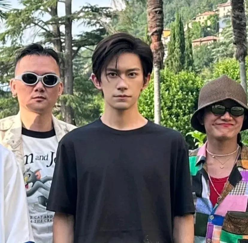 看到易烊千玺的这张照片，不得不承认的2个事实：1、不得不承认，易烊千玺的颜值虽然