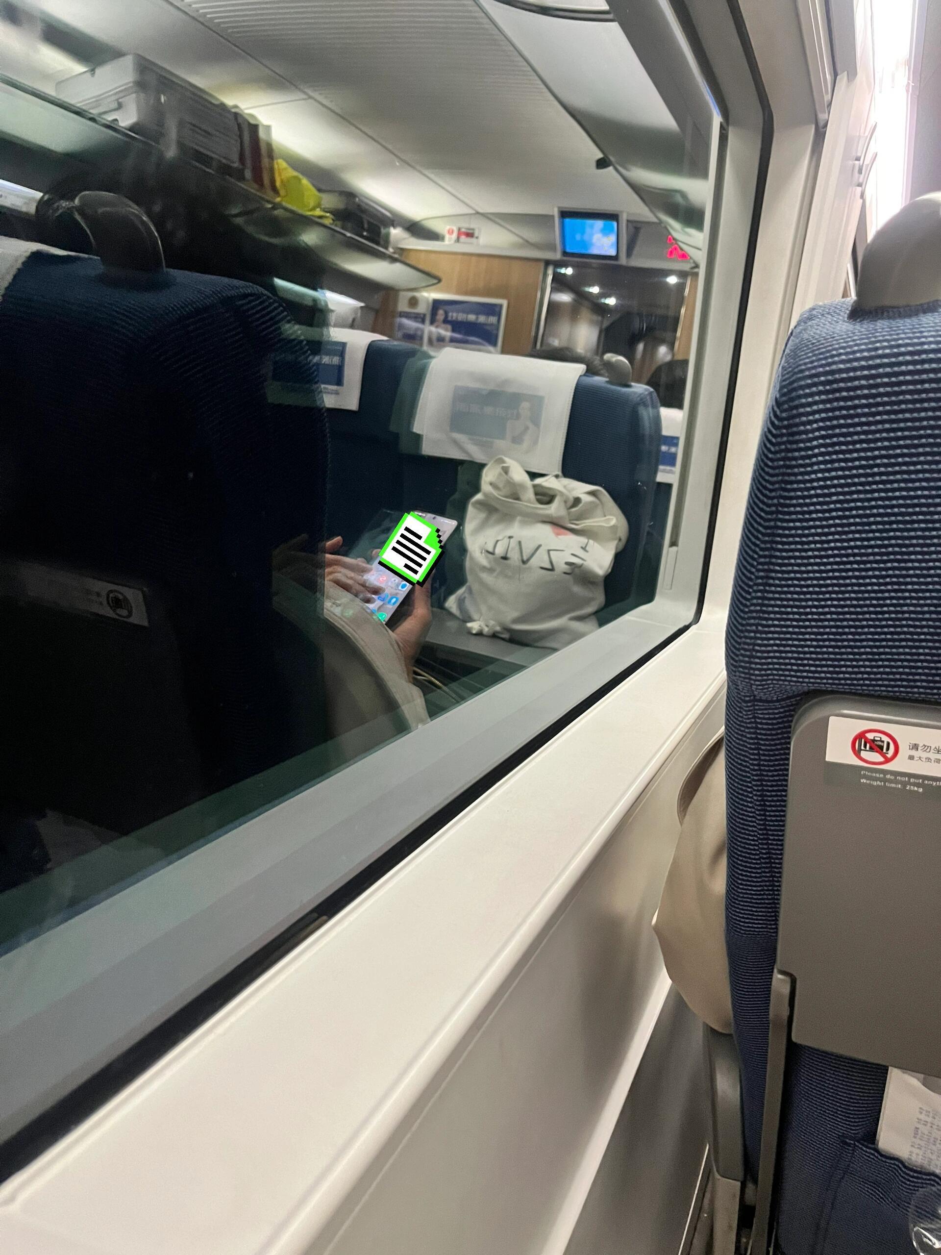 在飞机上删了五个小时的照片 我在飞机上只看视频，其他什么操作都不做，因为毫无隐私