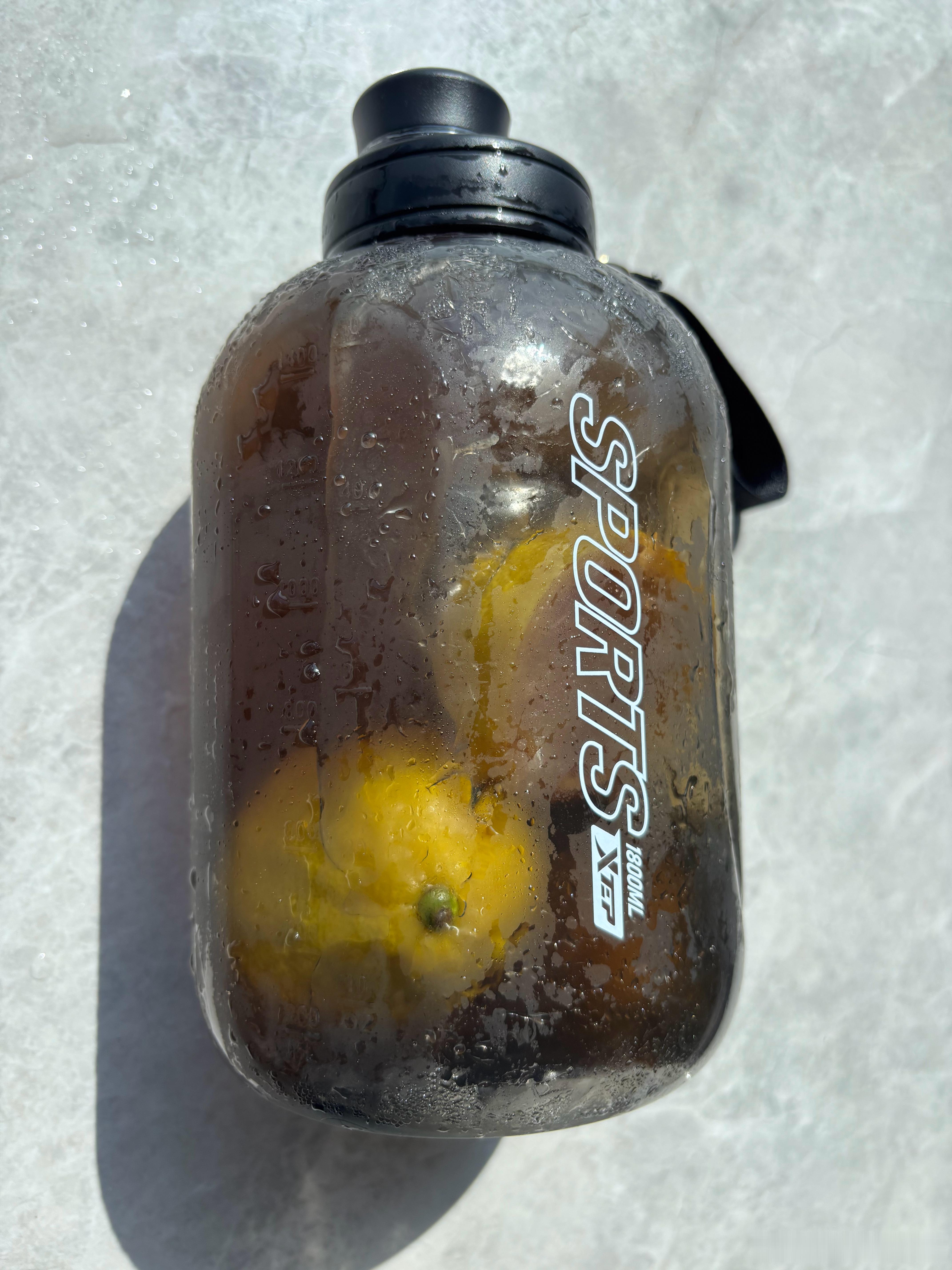 打了一小时网球后来一大杯冰柠茶。        买了红茶的一定要尝试自己做一次冰