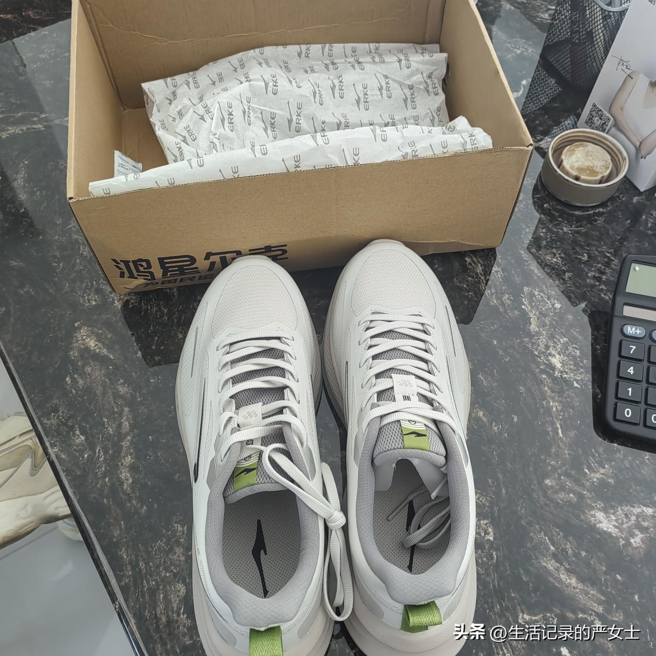 老公又背着我，偷偷在网上给自己买了一双鸿星尔克的休闲鞋。

价格倒是实惠，才16