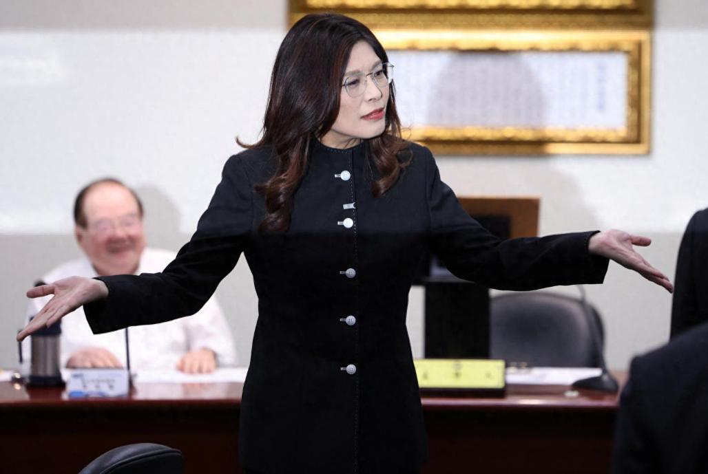 郑丽文前脚刚走，洪秀柱后脚就到了北京。

4月12号，国民党主席郑丽文结束6天访