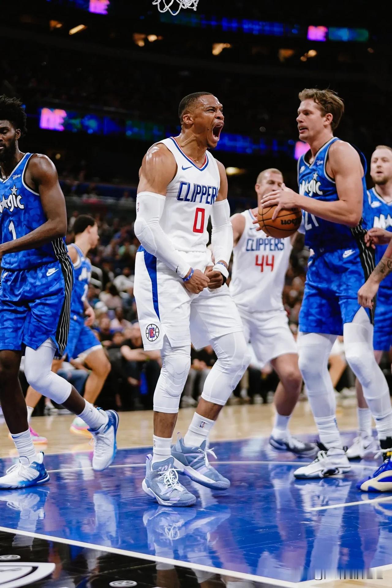 T·曼26分钟7分
哈登31分钟6分
科菲20分钟3分
威少20分钟18分