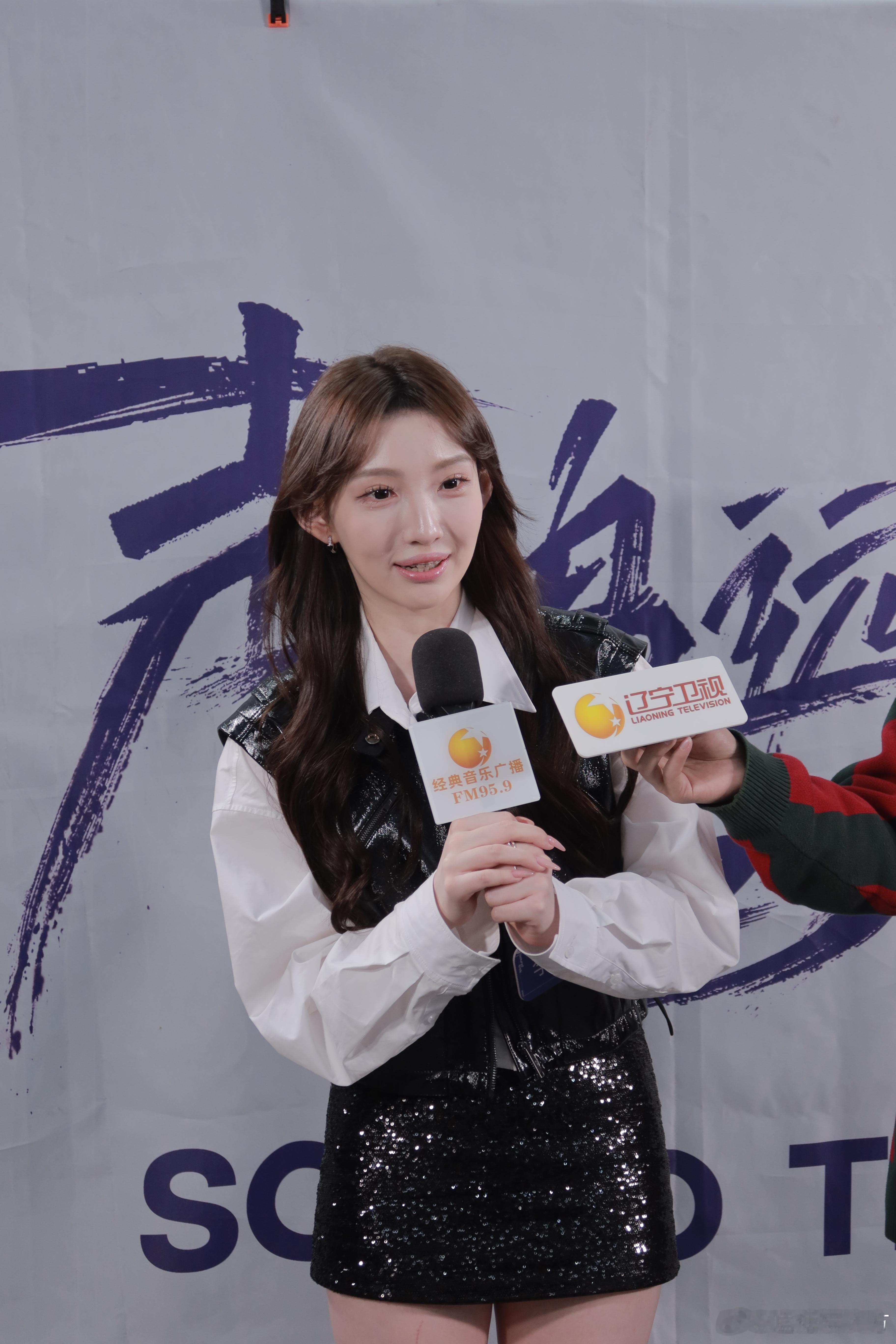 金晨怎么来跳二人转了 这姑娘也太像金晨了吧，乍一看真的认错人，明明长着女团般的漂