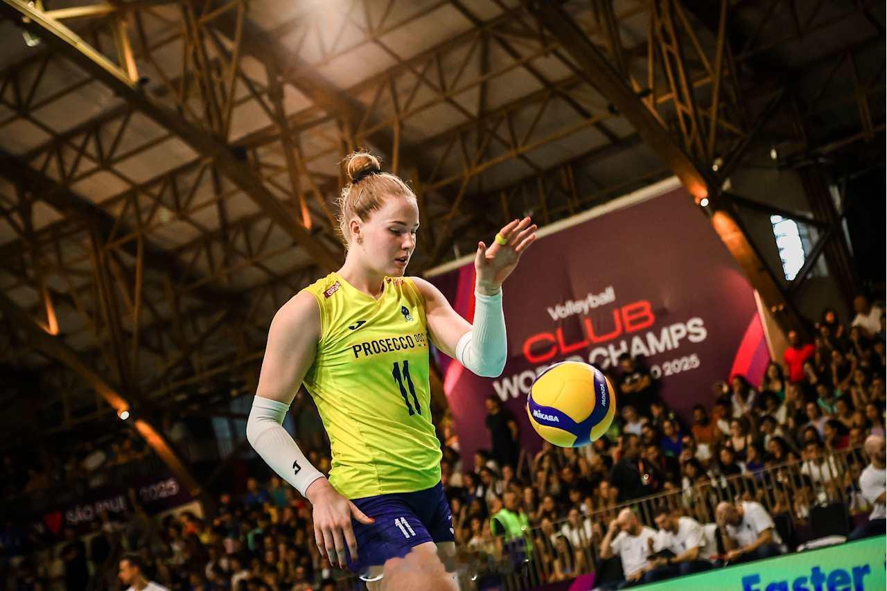 哈克 vs 巴西海滩22扣15中，1失误0被拦，1拦4发球失误总得分16分，净得