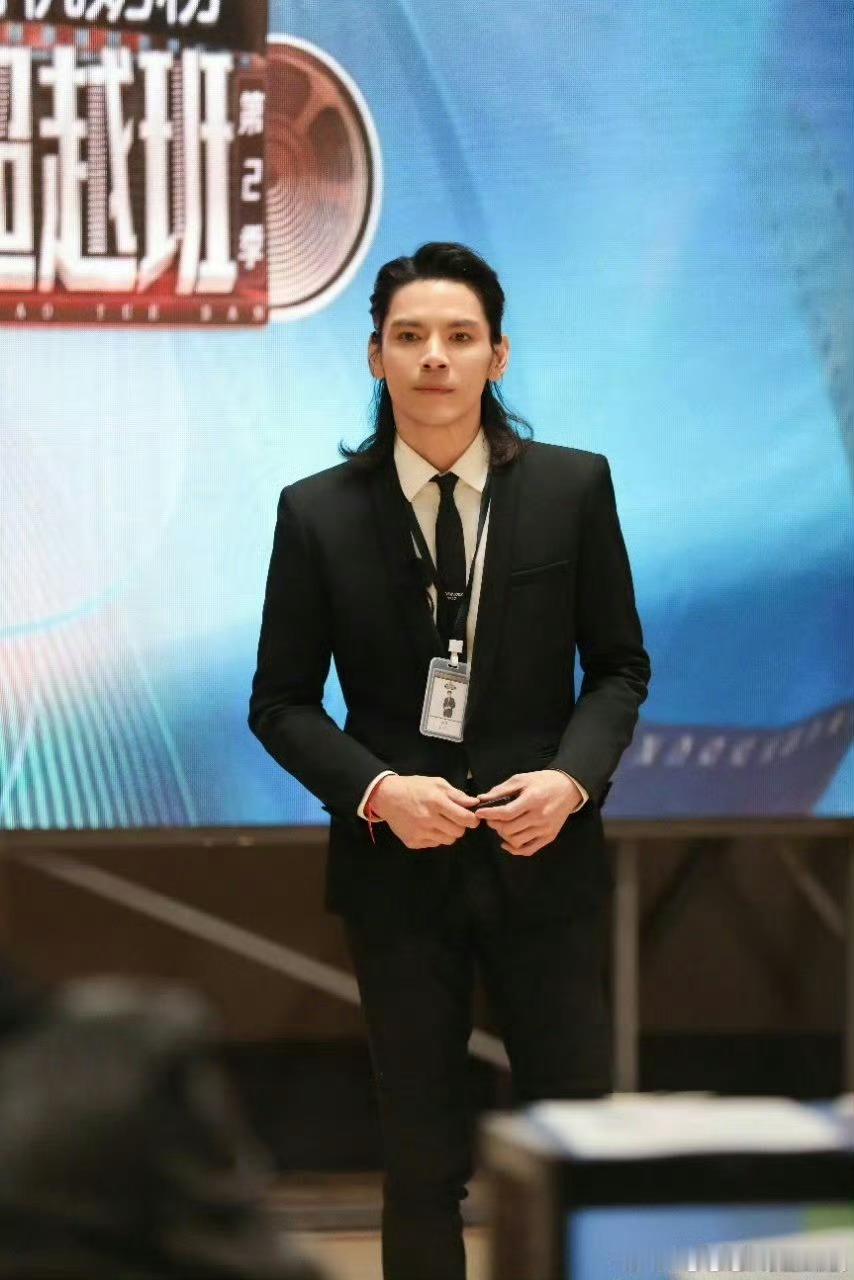 向佐回应被向华强蹭流量 探班同框片段引发不实讨论，向佐主动回应化解误会，称父亲无