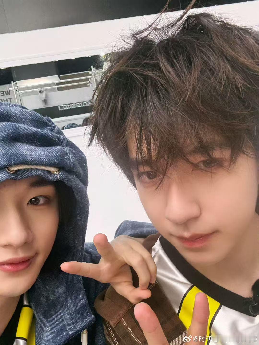 丁程鑫说时团是工作生活中不可或缺的丁程鑫严浩翔比24 小丁的温柔告白，时团的团魂