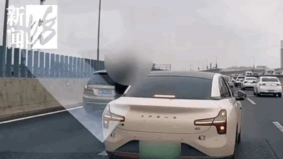 就因为，摇下车窗说了一句“怎么开得这么慢”然后就跑下来打人，疯了吧