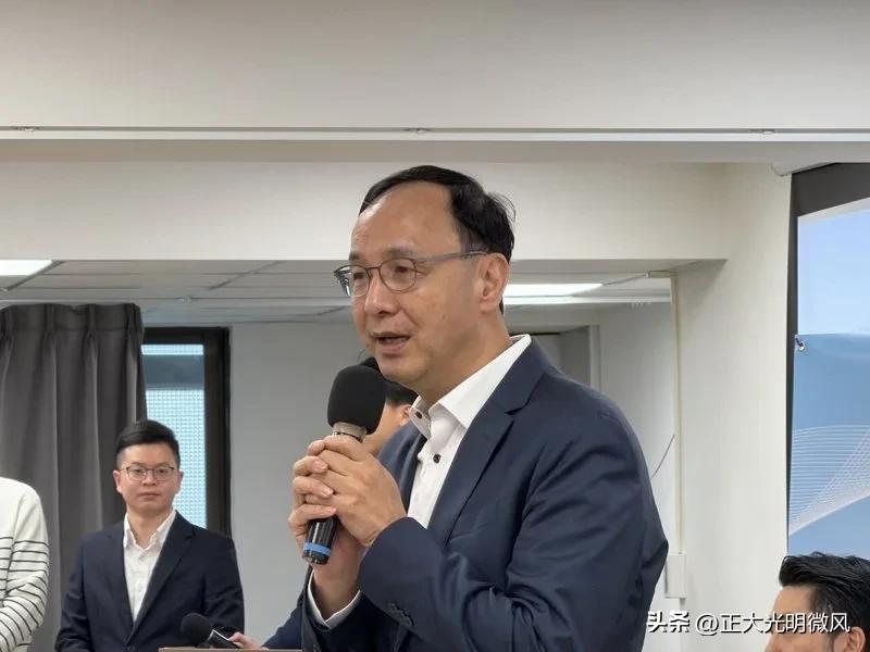 国民党前主席朱立伦今日出席台湾青年营队活动时，公然为深陷包机风波的台行政院长卓荣