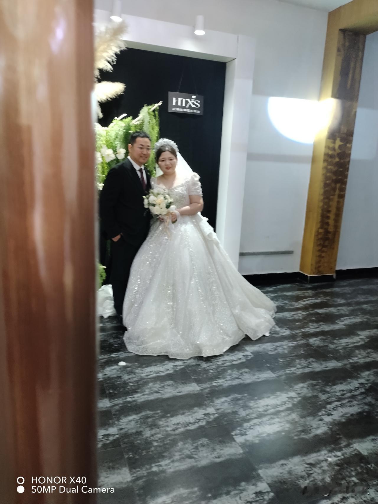 新娘妈妈婚礼当天讲话稿如下：

今天是12月25日，农历冬月初六。在这个寒冷的冬