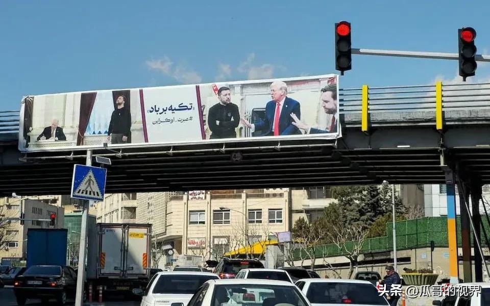 伊朗街头的一张图片，很大、很新.....,显然是刚刚挂上的，这是啥意思呢？
有消