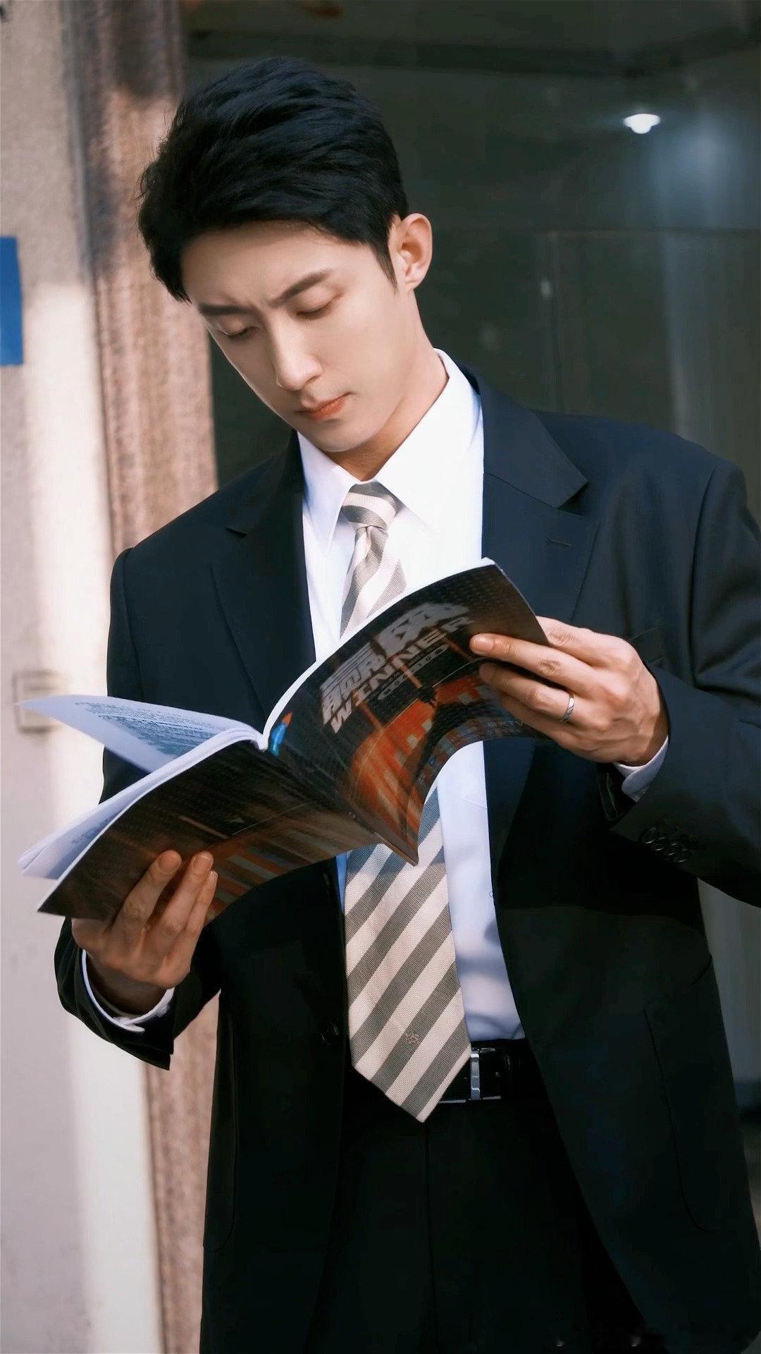 黄景瑜被甜品打了 黄景瑜的表情说明了一切，甜品的甜度完全超出预期，一口下去整个人