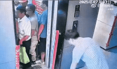 真的服了这种人，心眼坏到骨子里了！
 
电梯里明明挤得满满当当，正常人都知道等下