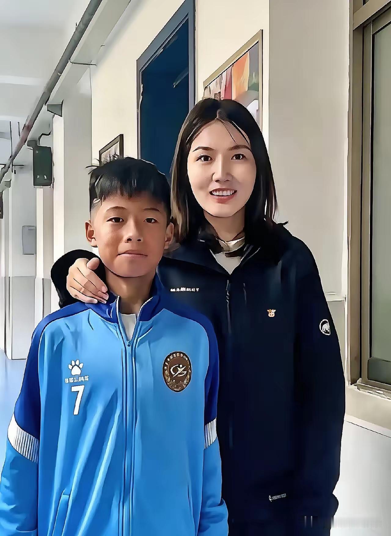 赛场上点球绝杀英超梯队，潇洒后空翻惊艳全网，12岁足球小将孟新艺载誉回国，画风却