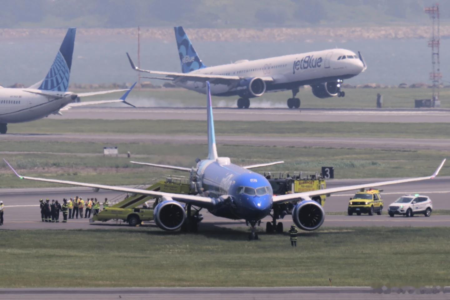 【捷蓝航空航班冲出跑道并撞上波士顿的草地】（美联社）——机场发言人称，周四，一架
