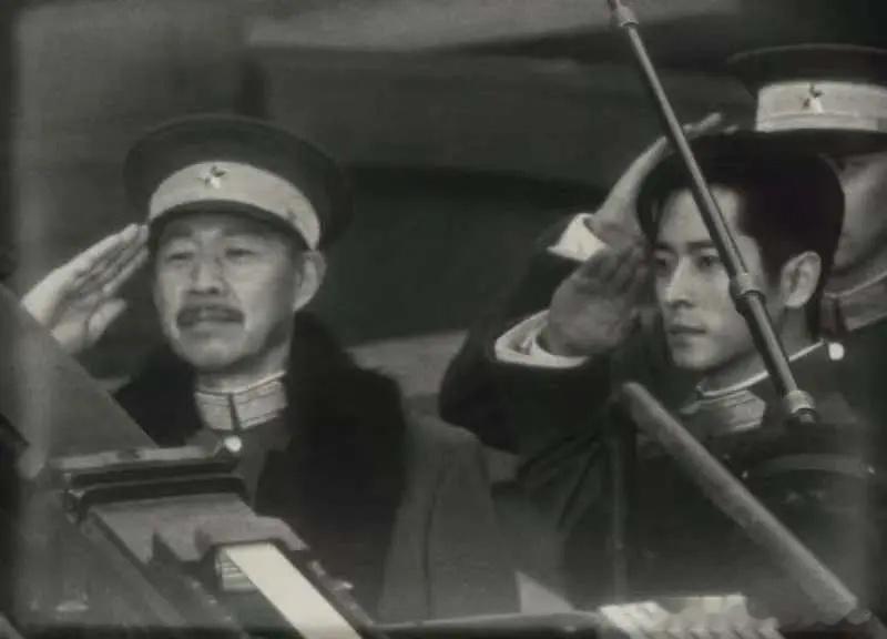 张丰毅老师在玉簟秋里跟丞磊演父子啊？丞磊有点僵硬啊，左边松弛很多 