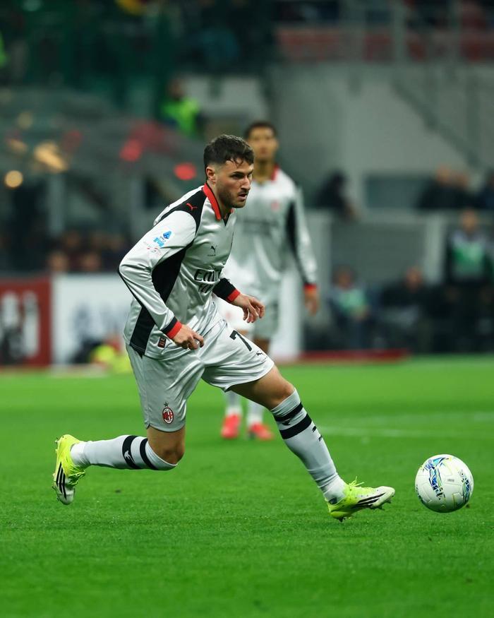 米兰历史上最差7号诞生！
希门尼斯让人想起了米兰历史上一连串的水货名字，包括06