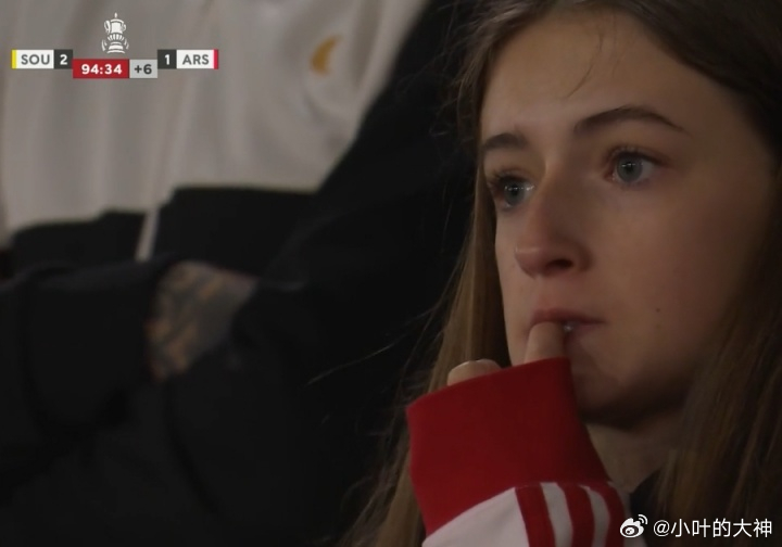 枪迷落泪！阿森纳被绝杀，小球迷拿衣角抹泪，女球迷眼眶泛红04月05日讯 足总杯1