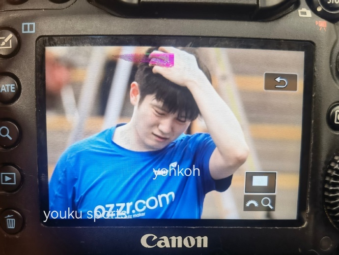 樊振东樊振东气鼓鼓自己打自己瞧这只气鼓鼓的小熊，正自己“揍”自己呢，小模样太萌啦