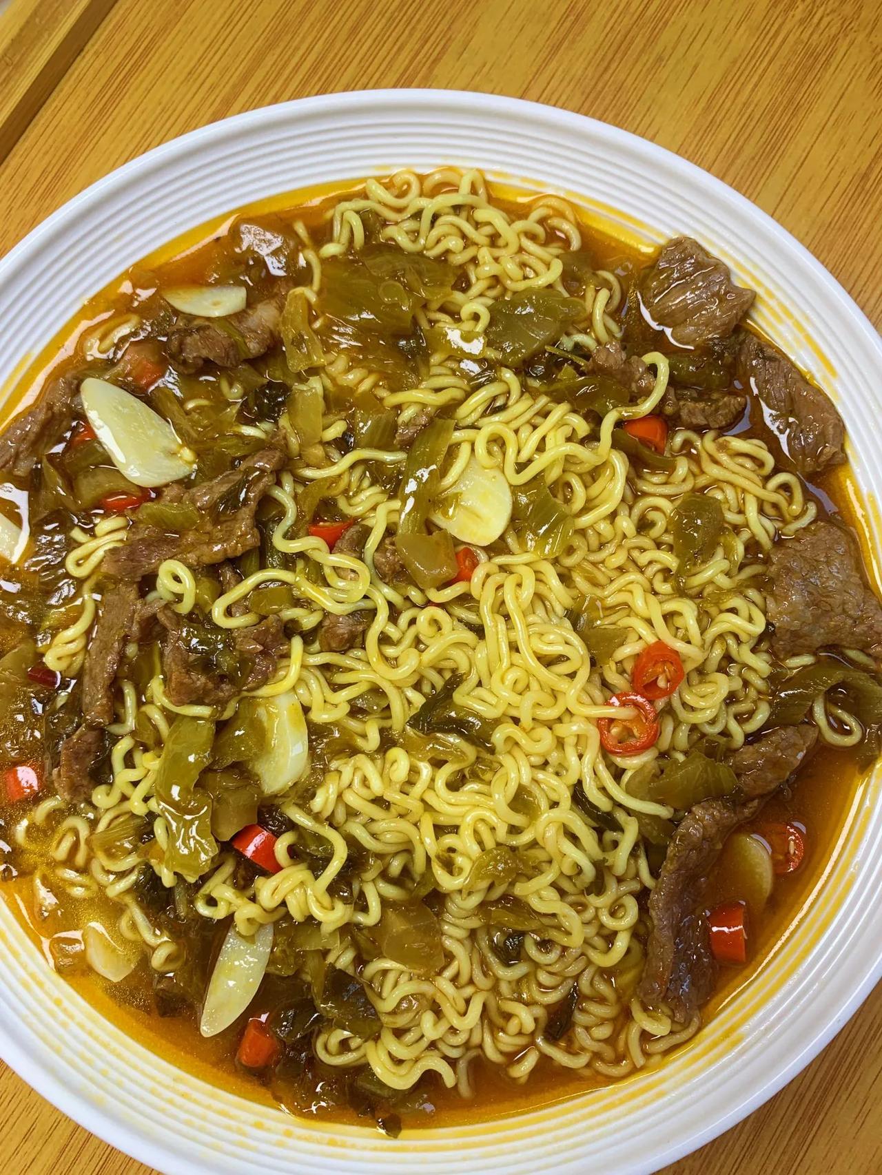 一定要试试这个面条!真的巨好吃!
       今天我们吃酸菜牛肉面牛肉滑嫩，酸