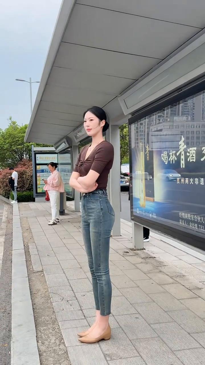 我也不是好色，只是花开的正艳。我不去欣赏，倒显得有些不解风情了。