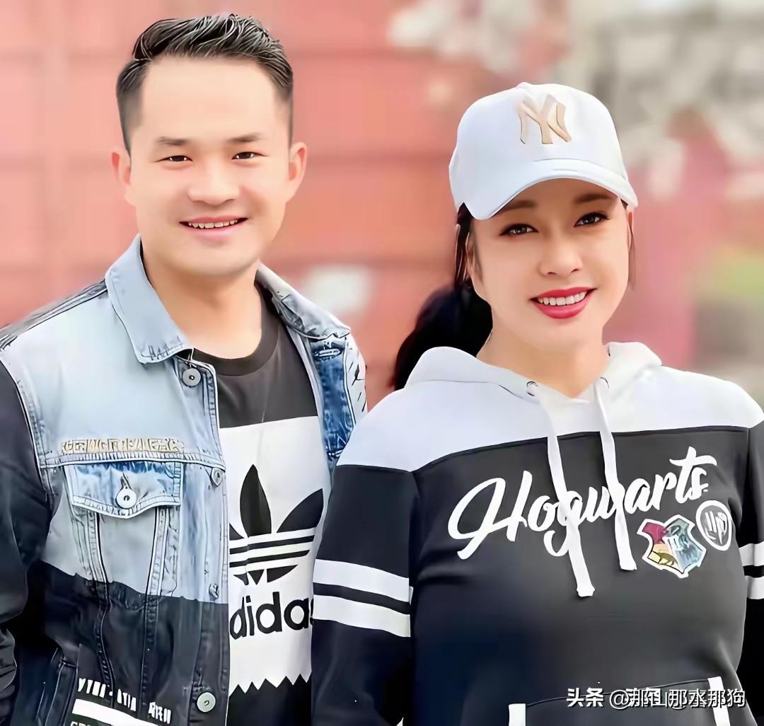 不知道刘晓庆现任老公王晓玉，看了刘晓庆的绯闻小助理提告刘晓庆，并爆出两人偷偷同居