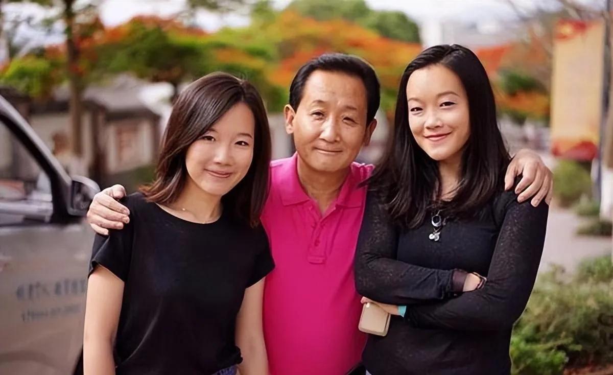 梁天有过两段婚姻。与前妻育有一女梁小凉，后在女儿年幼时离婚。随后在1988年，梁