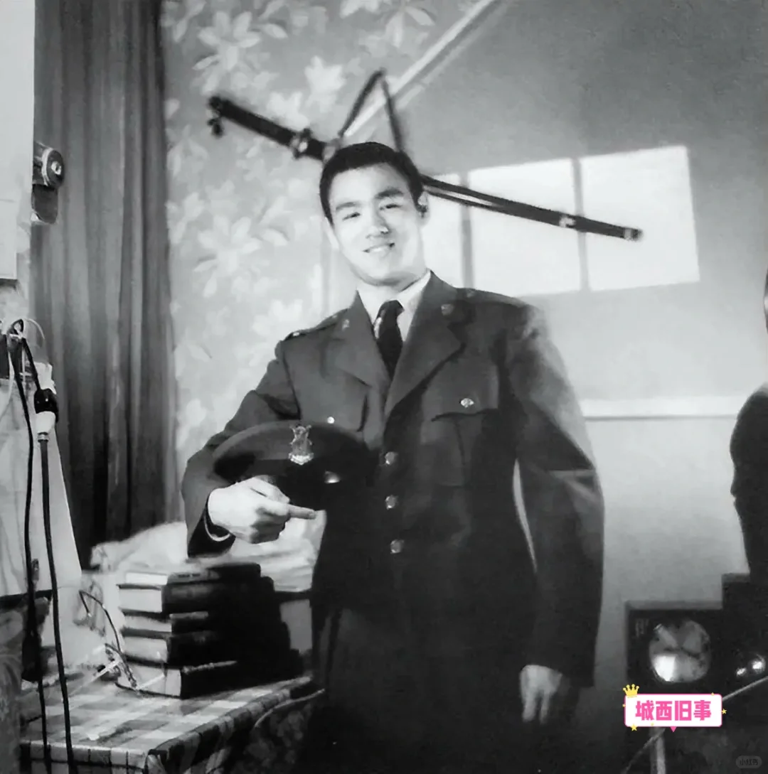 60年代初，李小龙身着预备役军官训练团制服时，所留下的老照片，因为他是...
