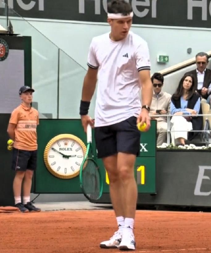 门希克吹起反击冲锋号，扳回一盘，缩小比分差距。
第三盘第8局，兹维列夫必保发球局