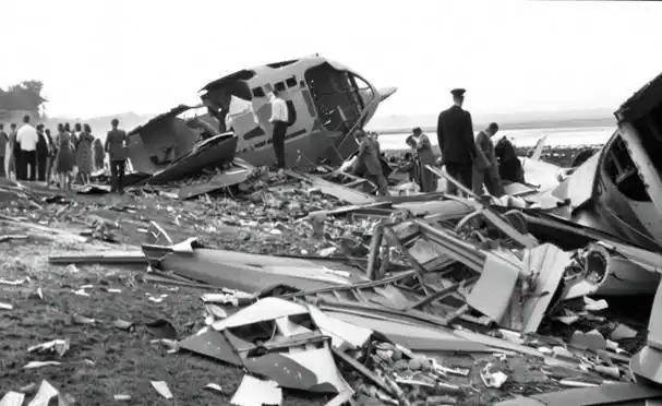 1946年3月17日，南京岱山大雨。

一架C-47撞山爆炸，军统局长戴笠，当场