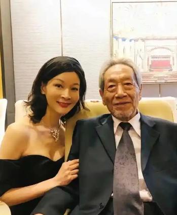 2013年，30岁的饶芯语，疯狂追求67岁的王奎荣，她对王奎荣说：车子、房子、票