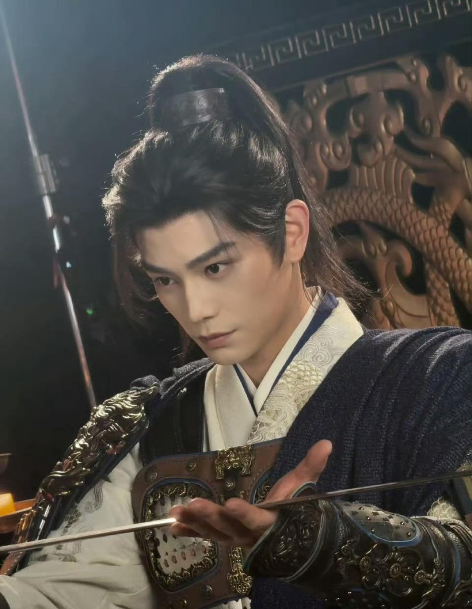 ｜丁禹兮陈伦 
 
我凝望着你眼中的银河，也钟情于你眉心的炽热

 @丁禹兮 