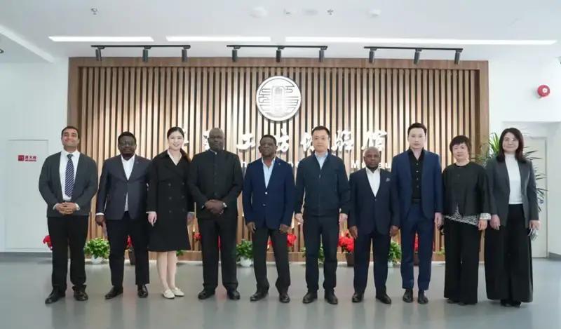 4月2日天津，一位非洲大使带队突袭职院，鲁班工坊竟藏着中非合作的惊人秘密？

马