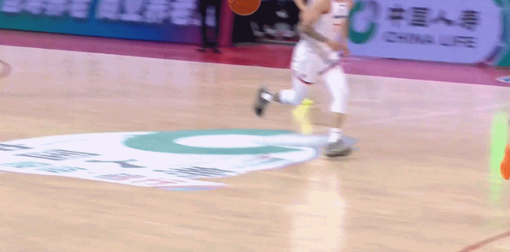 气坏杜锋了！北京时间1月15日晚，CBA常规赛第15轮迎来焦点大战，广东男篮主场