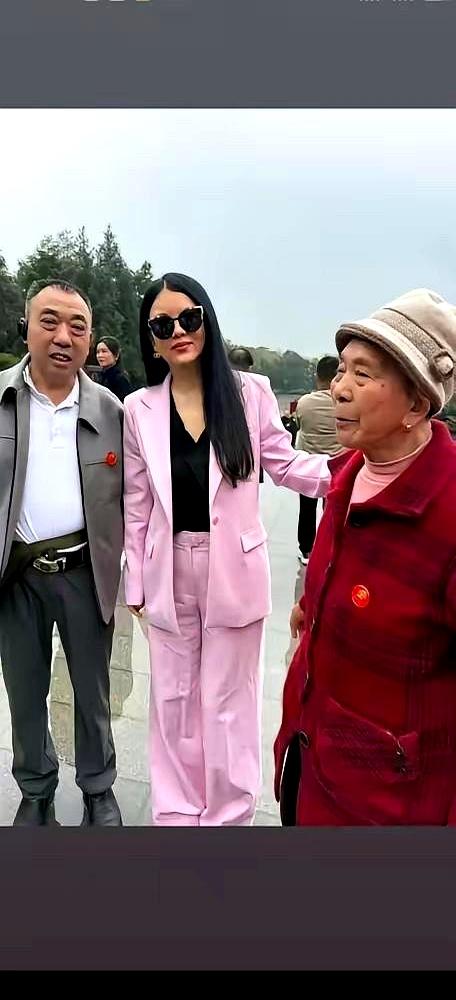 李湘这是换了个人？
最近状态也太好了吧！
前几天刷到她去韶山的视频，一身粉色西装