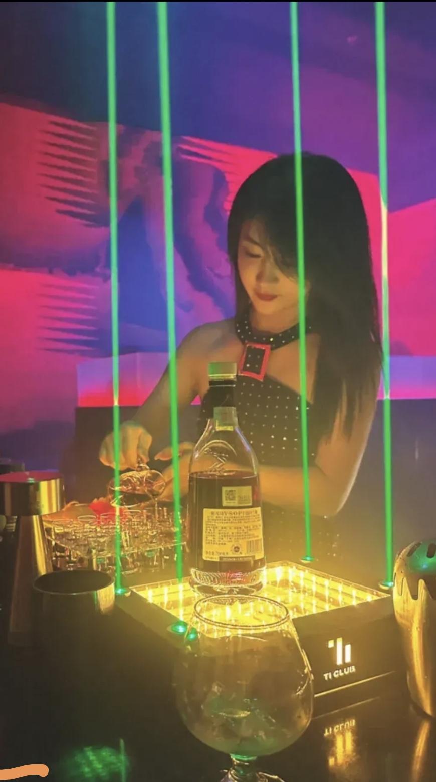 福建，一练歌厅的陪酒女跟店里的管理人员乱搞男女关系，而两个人都各自有家庭，女子先