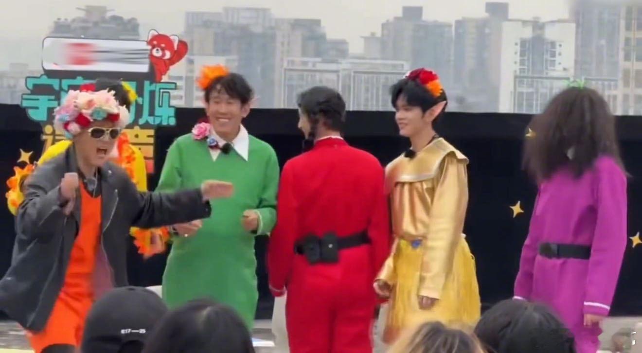 花了五分钟才找到王鹤棣在哪 爱奇艺新综《宇宙闪烁请注意》路透造型又上新了，今日重