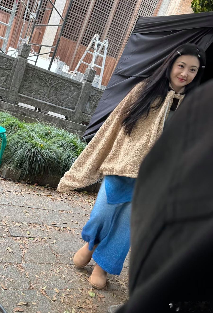 37岁景甜现身安徽小镇街头，穿搭格外朴素，披肩长发衬得她皮肤白皙透亮，身材丰满有