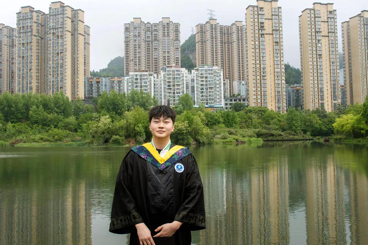 今天跟女朋友打视频，她说我班味很重，我还很疑惑什么是班味，翻看近半年的照片看，确