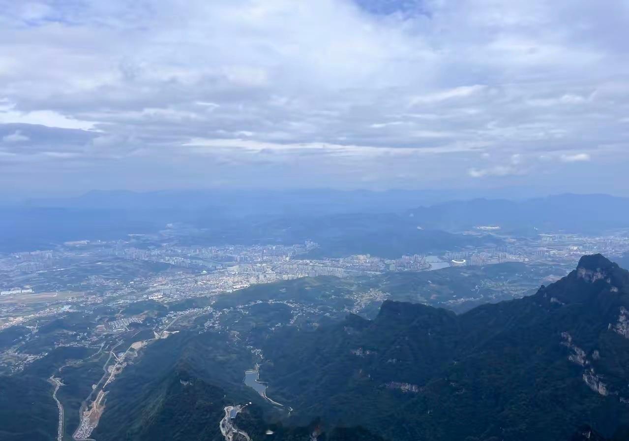 如果市场波动还能让你痛苦，说明你的境界还不够。市场先生不管你是穷是富，当你被他左