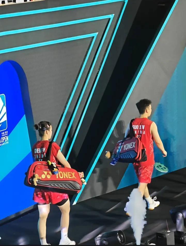 这-这差距难道就这么大[震惊]？
目前第一局郭新娃/陈芳卉🇨🇳 2-11 ?