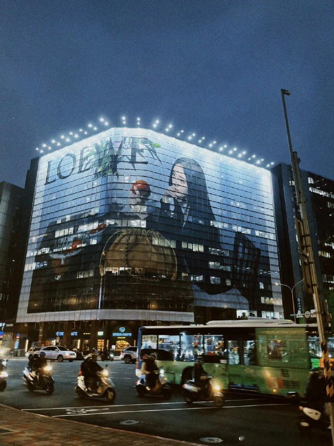 抬头看见的也可能是杨幂幂级恐惧犯了 抬头撞见杨幂！商圈地广密集投放，巨幅形象超有