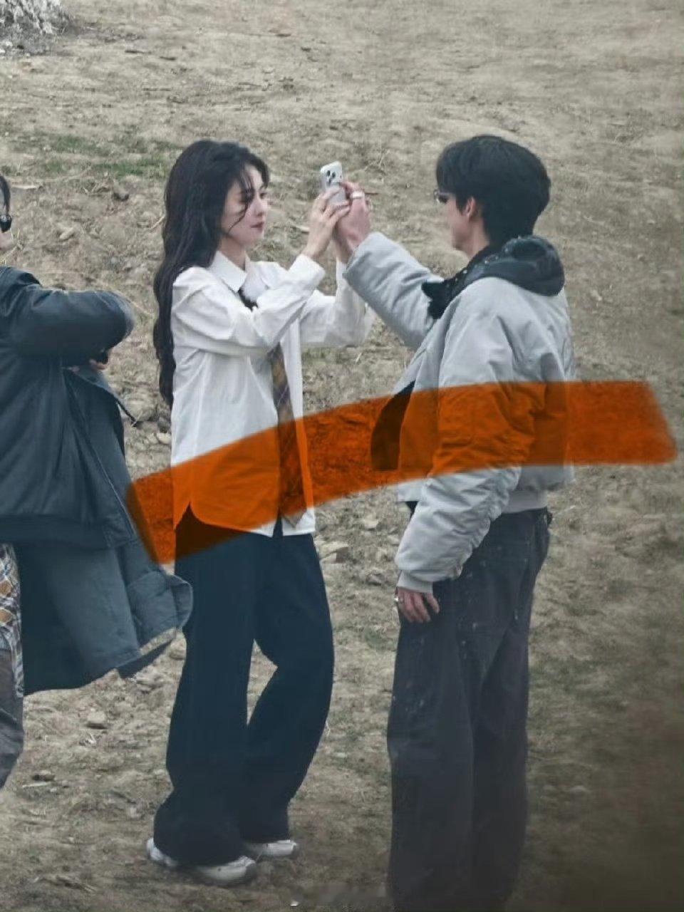 王鹤棣单膝跪地给白鹿拍照 王鹤棣白鹿宇宙闪烁请注意路透 王鹤棣白鹿宇宙闪烁请注意