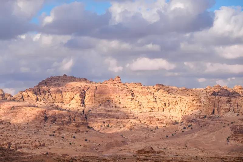 约旦与美国的外交关系挺复杂。从军事角度看，关系似乎很“铁”。卫星图像显示，约旦南