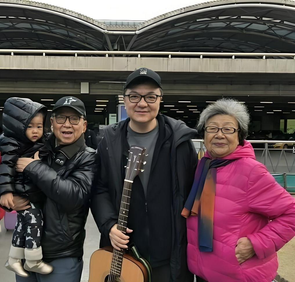 董路的父亲董蕴琦，原全国总工会宣教部部长！
不看不知道，一看吓一跳！原来董路出身