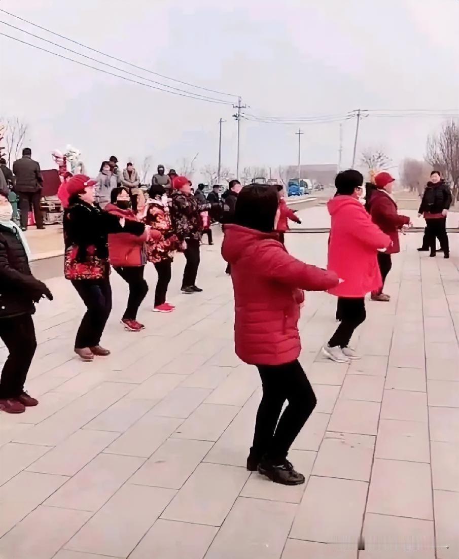 为什么很多中年人迷恋广场舞？

其实答案很简单，无非是找个出口，安放疲惫的生活。