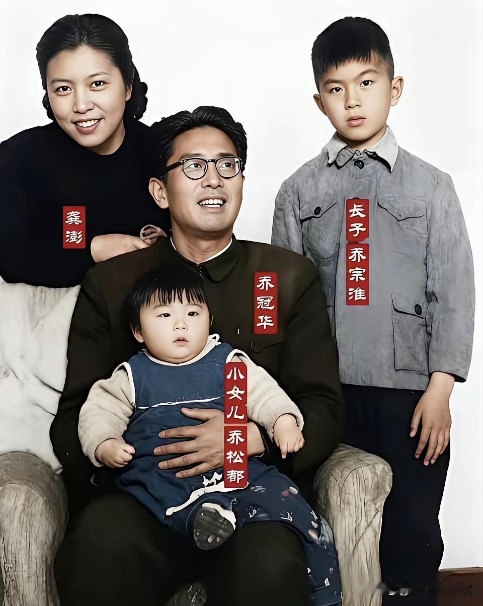 这是外交家乔冠华与夫人龚澎的全家合影，二人都是我国杰出的外交工作者。
画面里乔冠