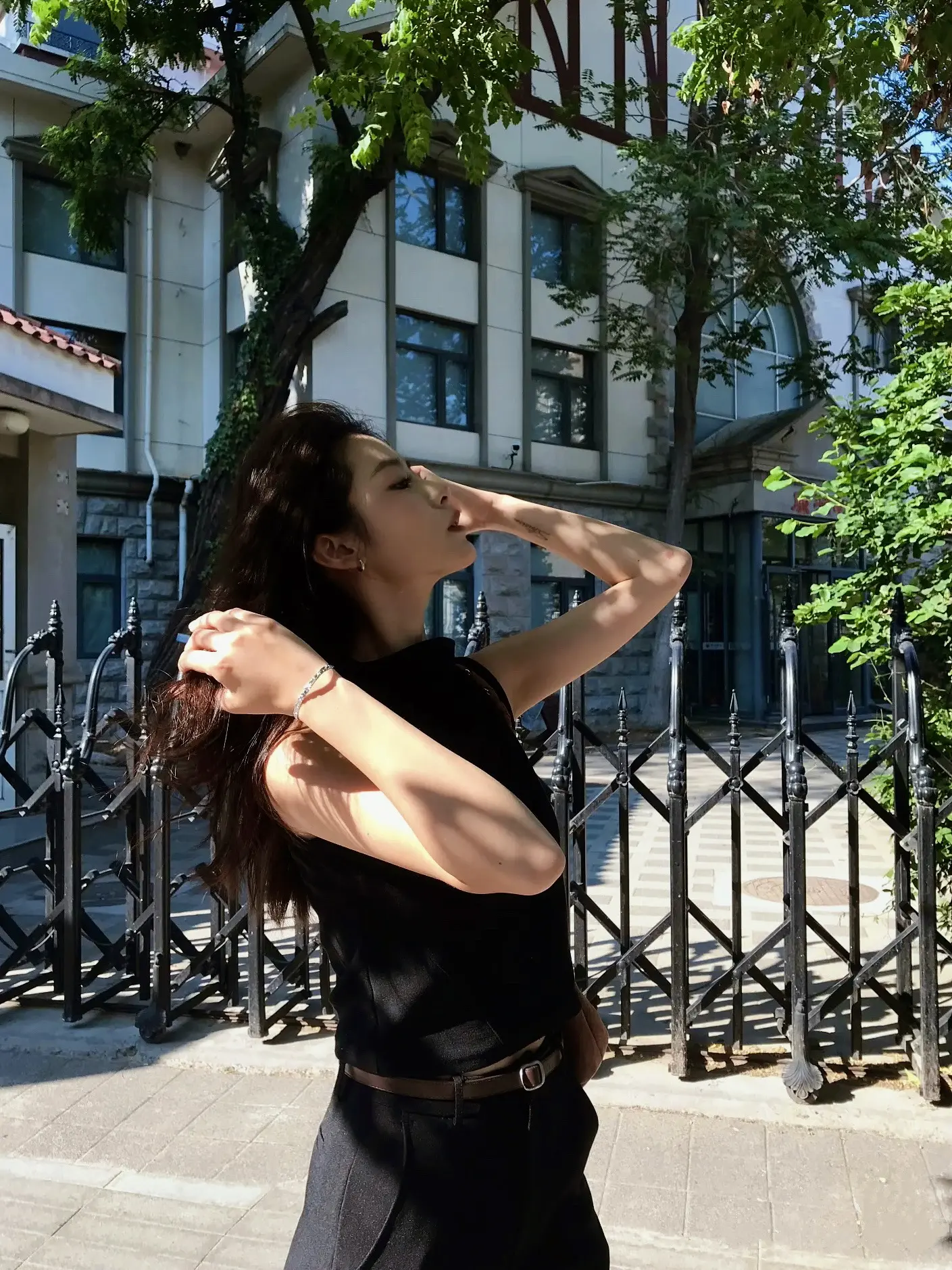人要靠近能托举和滋养你的人 计较里生不出慈悲 争吵里养不出优雅 内耗的...