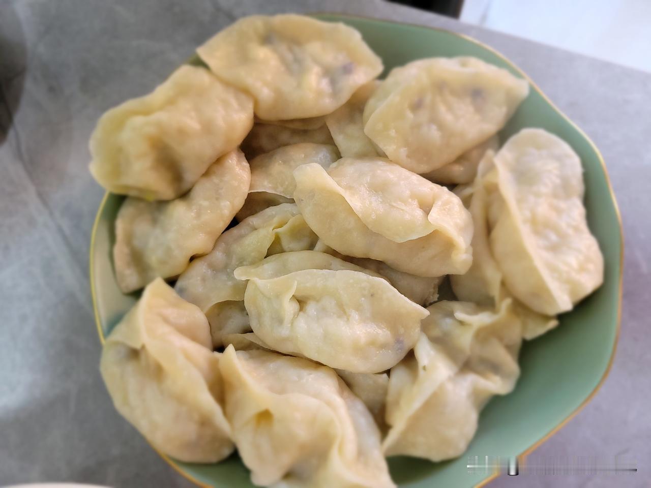今晚我只吃了两个很小蒸饺。家人说我活的蒸饺馅好吃，特别鲜亮。我用老黄瓜包的素馅蒸